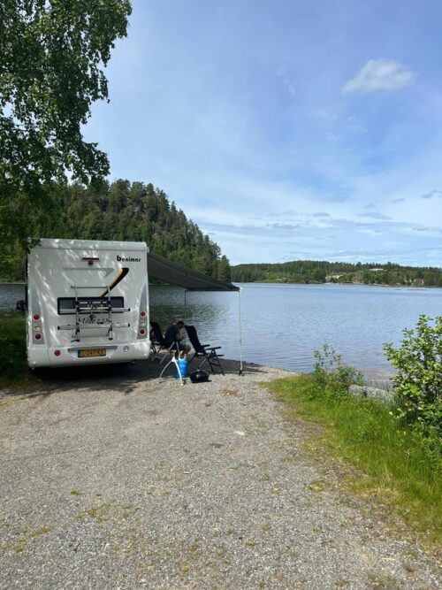 Camper aan het meer in Frankrijk 